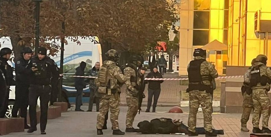 Киев, полиция, спецназовцы полиции КОРД, вооруженный мужчина