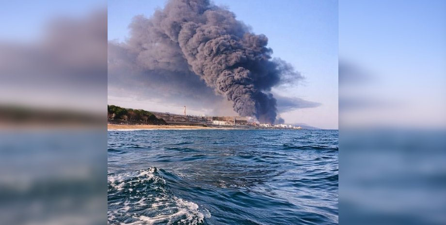 фото стовпа диму над портом Туапсе 20 квітня