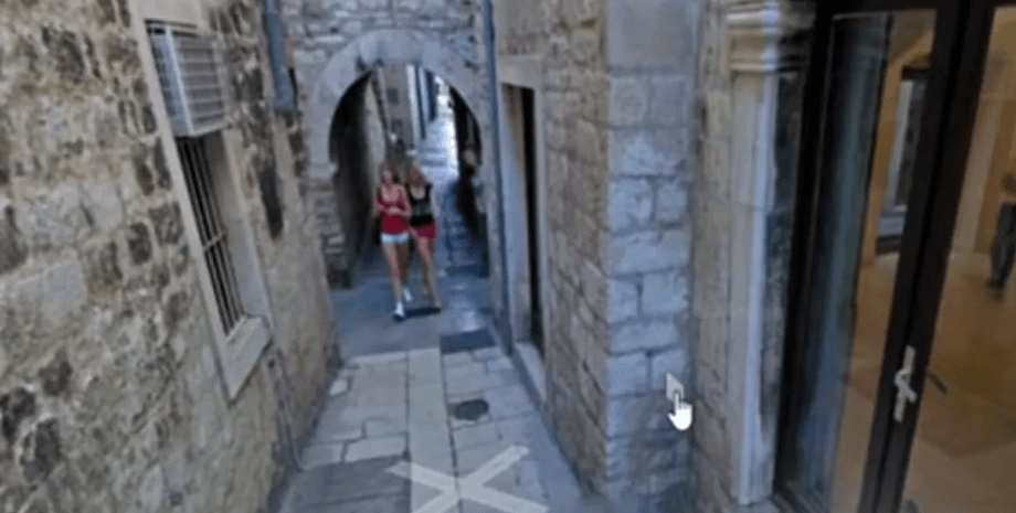 "Девушка-мутант", Google Maps, улицы города, девушка с 3 ногами, девушка с 3 конечностями, глюк Google Maps, соцсети,