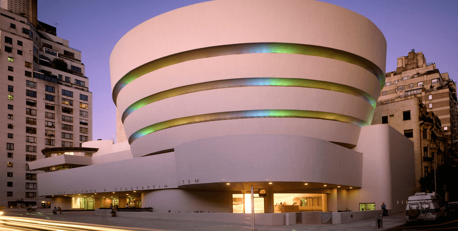 Музей Соломона Гуггенхайма, музей, галерея, выставка, брошенная обувь в музее, музей в США, произведение искусства