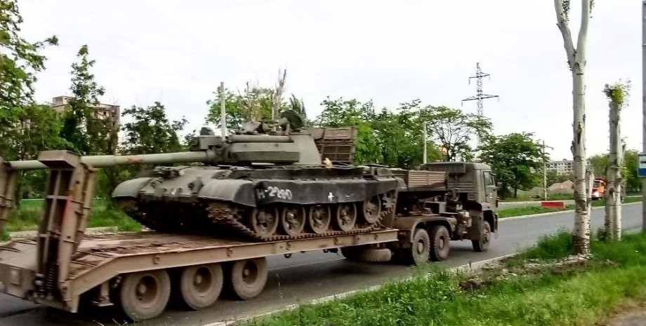 Le personnel des envahisseurs arrive vers Mangush et Berdyansk. De la ville occu...