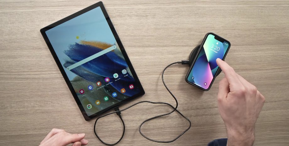 Планшет и смартфон заряжаются на столе