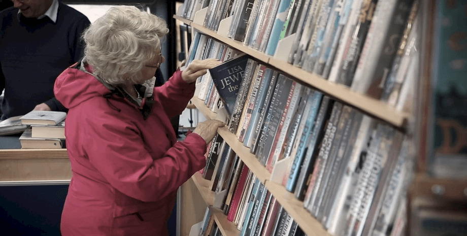 Книгу вернули спустя 50 лет, книга, необычная книга, вернули спустя 50 лет, полвека, книга о помидорах, женщина в библиотеке,