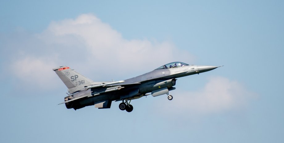 Истребитель F-16 в небе фото