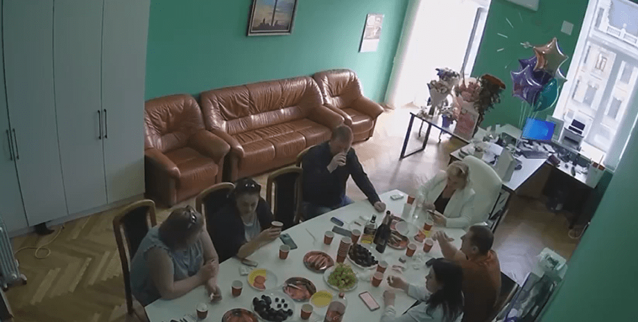 Управление туризма КГГА Чиновники КГГА распивают алкоголь в кабинете