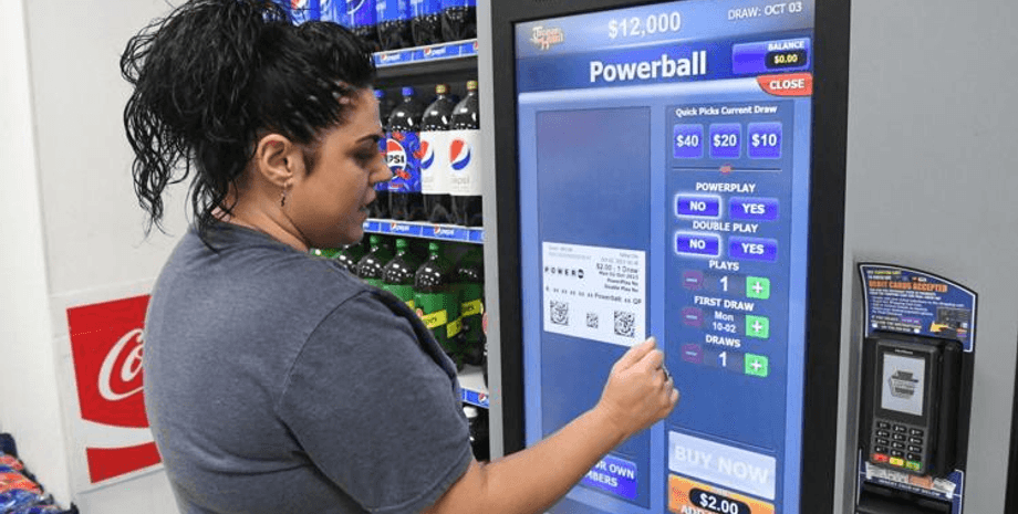 Лотерейный автомат, лотерейный билет, победительница лотереи, не та кнопка, выиграла миллион, стала миллионершей, приз, деньги