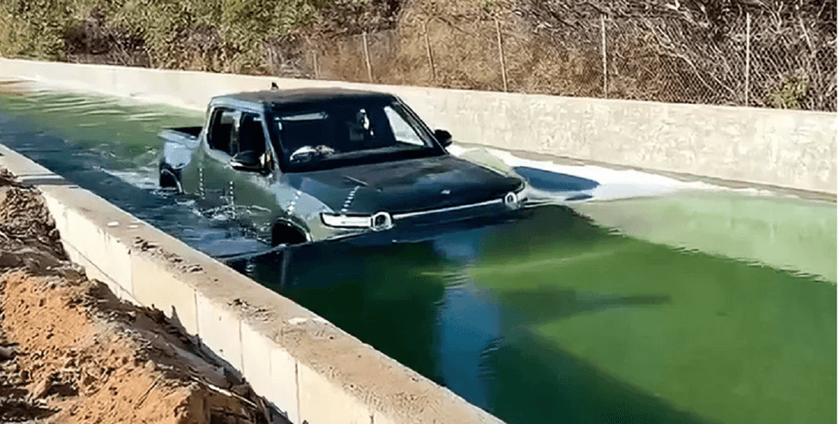 Электрический пикап Rivian R1T в воде, водная преграда, брод, испытания