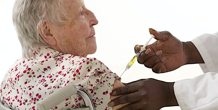вакцинація, укол, жінка похилого віку
