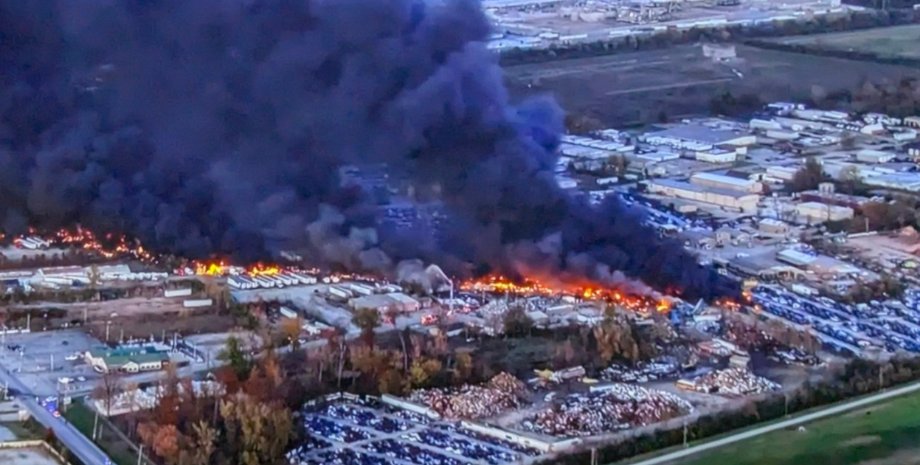 В США неподалеку от аэропорта разбился транспортный самолет В Кентукки разбился грузовой самолет