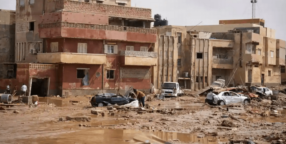 наводнение в Ливиии, автомобили, разрушенные дороги