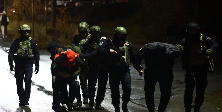 Los disturbios comenzaron después del asesinato de un residente local. Su cuerpo...