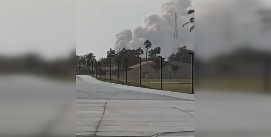 НПЗ ARAMCO в Саудовской Аравии дым над НПЗ ARAMCO в Саудовской Аравии после удара Ирана