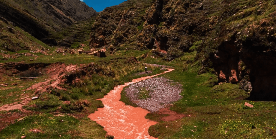 Красная река, отдых в Перу, пунцовые вода, река окрасилась в красный цвет, приближается вознесение, религиозный феномен, минералы