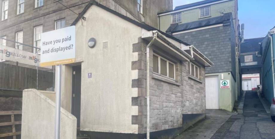 Общественный туалет. выставленный на аукцион туалет, англия, пенрин