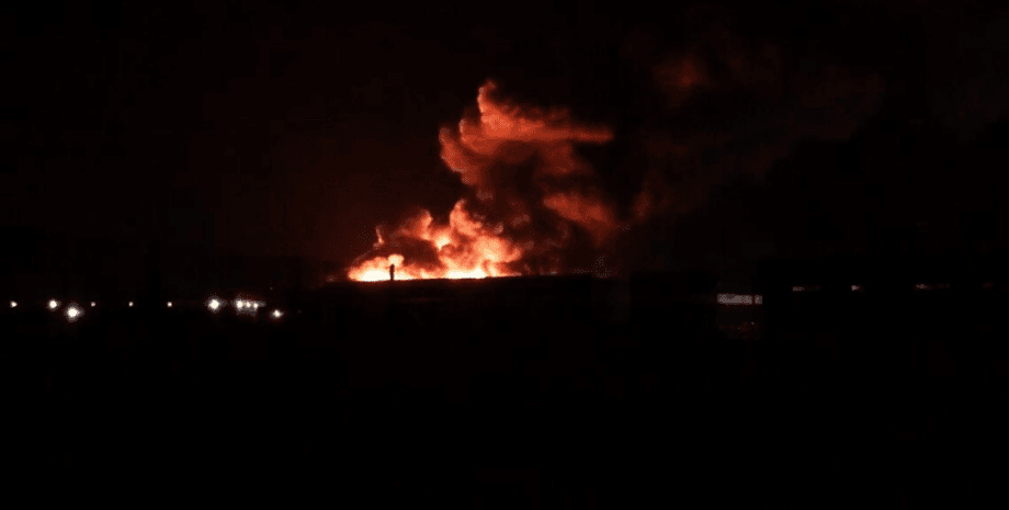 БпЛА атаковали пригород Москвы — в городе раздаются взрывы — видео Иллюстративное фото. Пожар и дым