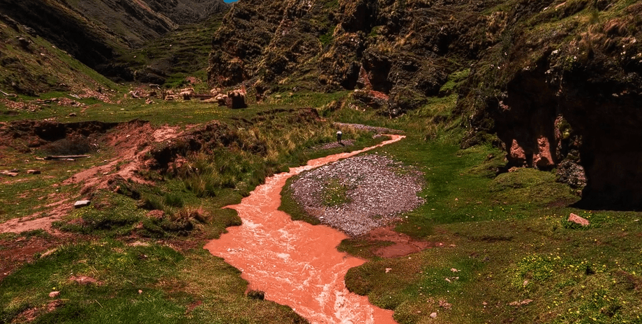 Красная река, отдых в Перу, пунцовые вода, река окрасилась в красный цвет, приближается вознесение, религиозный феномен, минералы