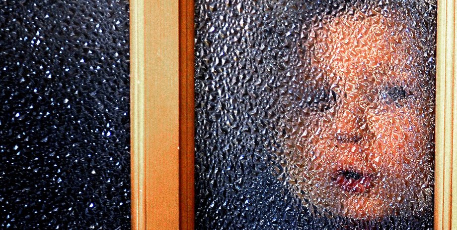 ребенок у окна, ребенок за стеклом, детский дом, сирота