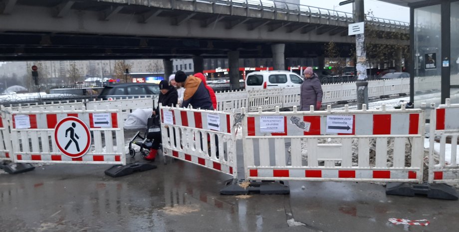 Станція "Деміївська", почали просідати торгові павільйони