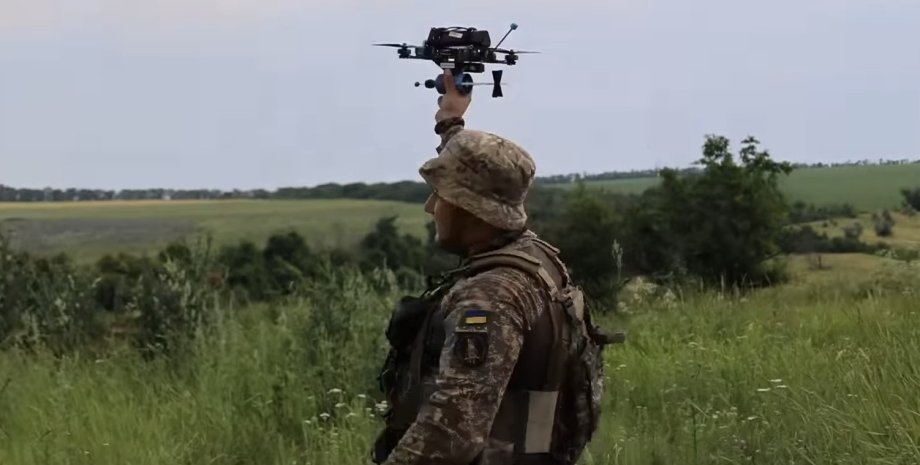 Nach Angaben der Russen fliegen die ukrainischen FPV -Drohnen aufgrund der beson...