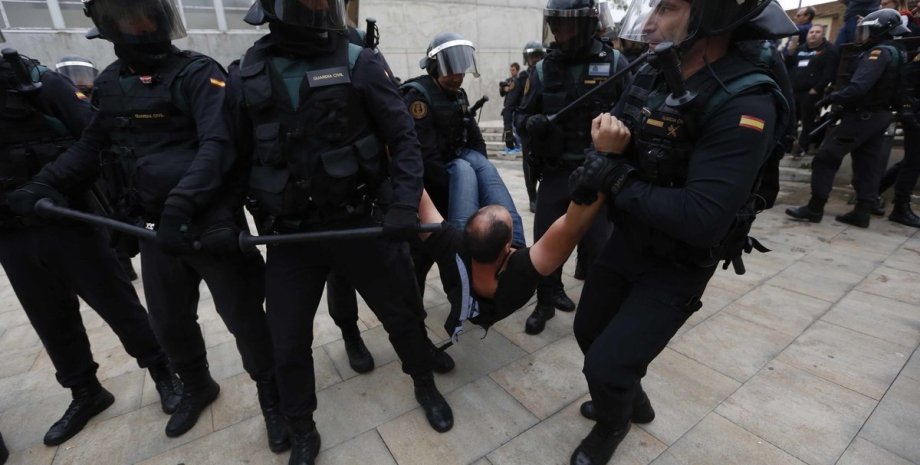 Испанская полиция во время референдума о независимости Каталонии / Фото: elmundo.es
