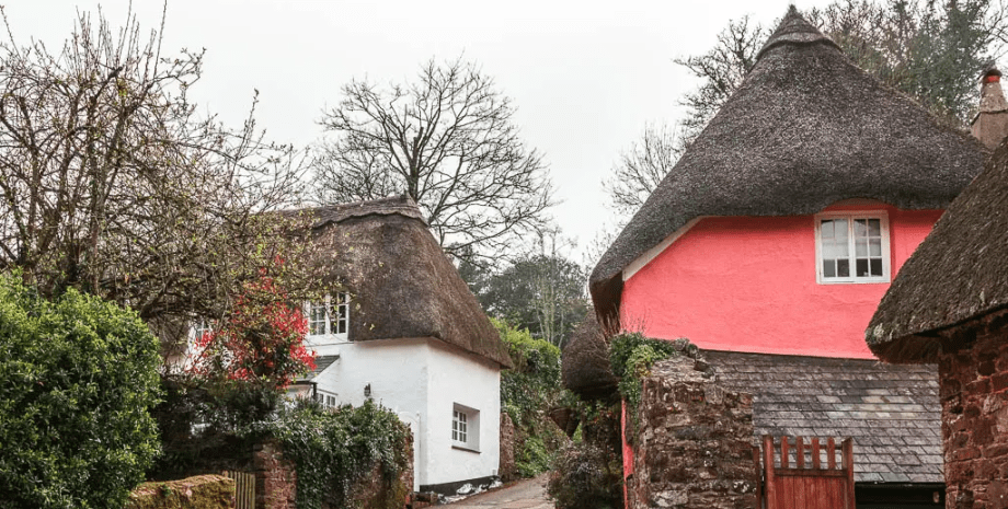 Деревня в Великобритании, Кокингтон, небольшая деревня, старинные дома, соломенная крыша, ремесленники, пропасть в прошлое