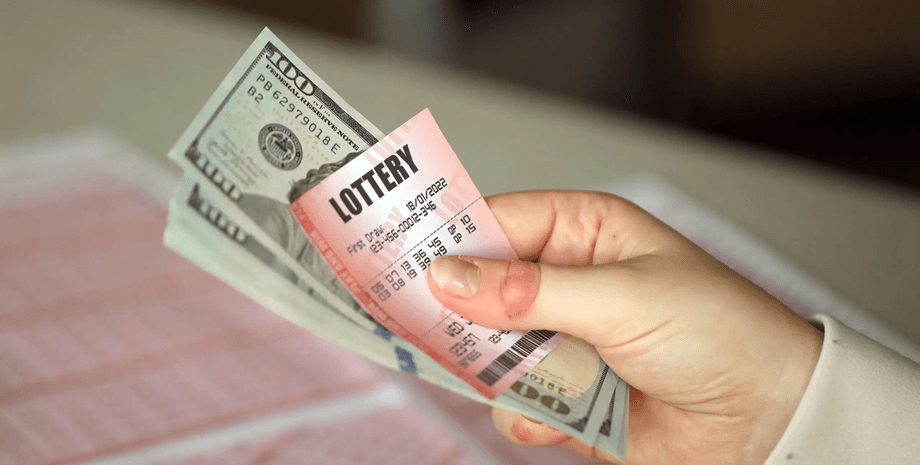 Лотерейный билет, череда ставок, успешные ставки, азартная пенсионерка, крупный выигрыш, женщина сорвала джекпот,