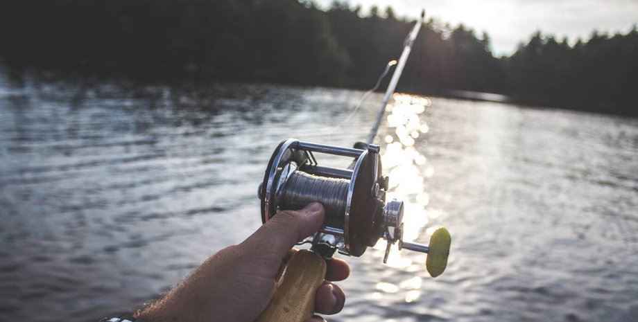 Рыбалка, рыбак, необычный улов, редкая рыба, внеземное существо, поймал на удочку, рыбалка сетями, инопланетянин из глубин, загадочное существо,