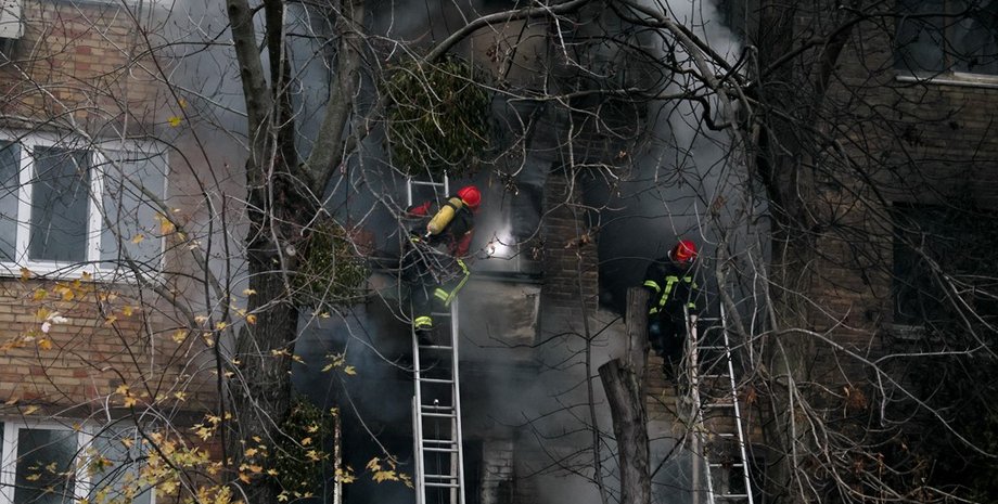 Пожар в киевской пятиэтажке после обстрела