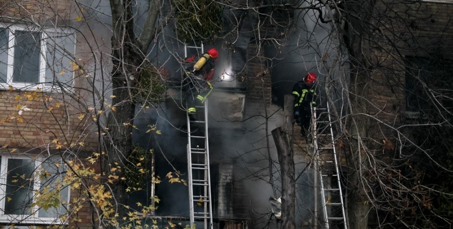 Пожежа у київській п'ятиповерхівці після обстрілу