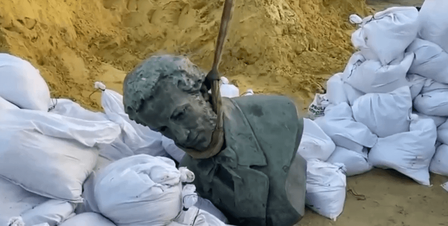 Снос бюста Пушкину в Харькове