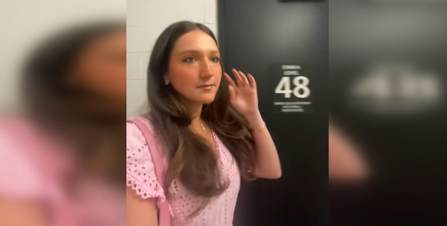 дівчина з непрацюючим ліфтом