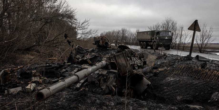 Разрушенный российский танк, танк рф,