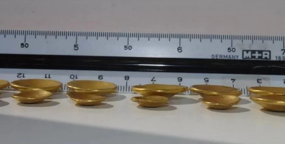 монети, лінійка, фото