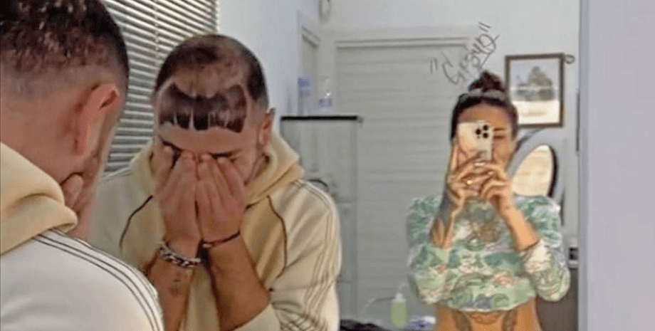 Татуювання на лобі, тату, татуювання волосся, тату чубчика на лобі, вірусний ролик, малюнок на голову, чоловік, що лисіє, лисина, випадіння волосся