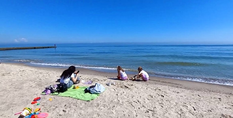 Отдыхающие на пляже в Одессе