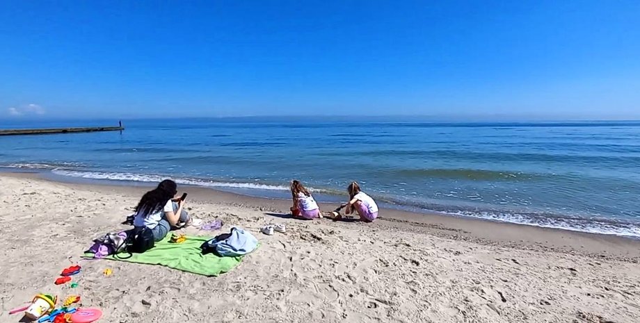 Отдыхающие на пляже в Одессе