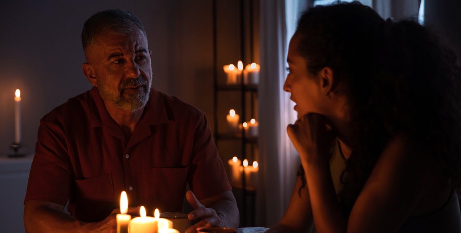 Мужчина разговаривает с женщиной Разговор мужчины и женщины