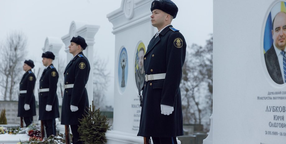 Руслан Стефанчук, Ігор Клименко, кладовище, квіти, пом'ять, Бровари, Київ, МВС, Денис Монастирський, фото