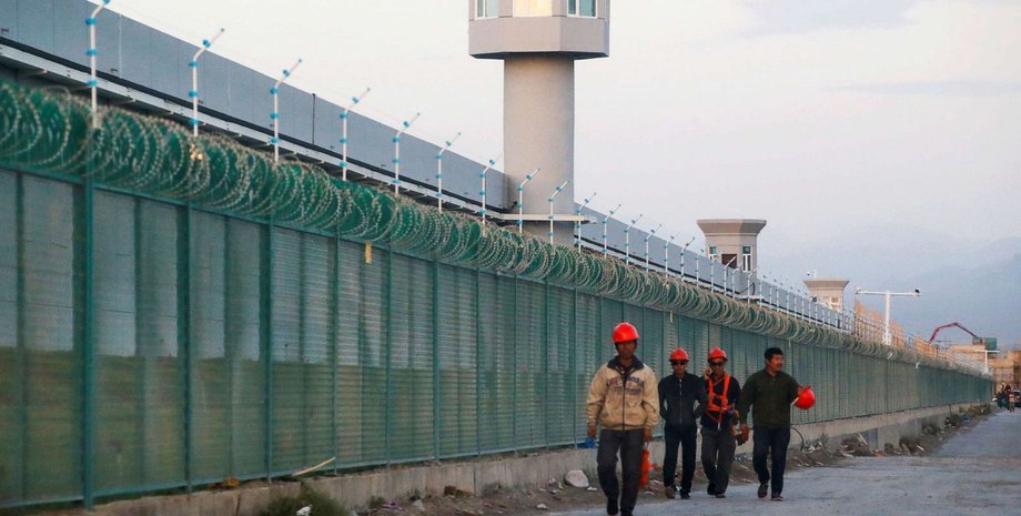 Ограждение "воспитательного лагеря" в Синьцзяне. Фото: ABC News