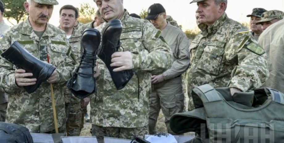 Петр Порошенко проверяет обмундирование для армии / Фото: УНИАН
