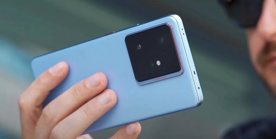 чоловік тримає смартфон realme GT7