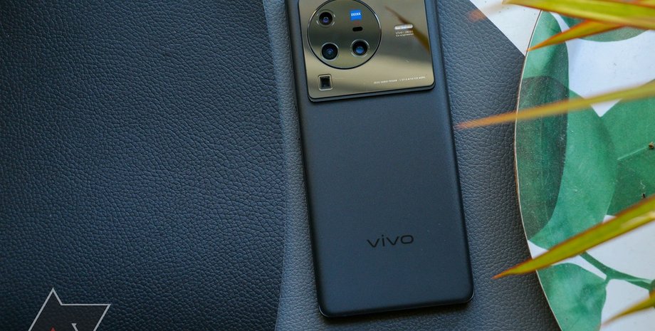 Смартфон Vivo X90 Pro на столе