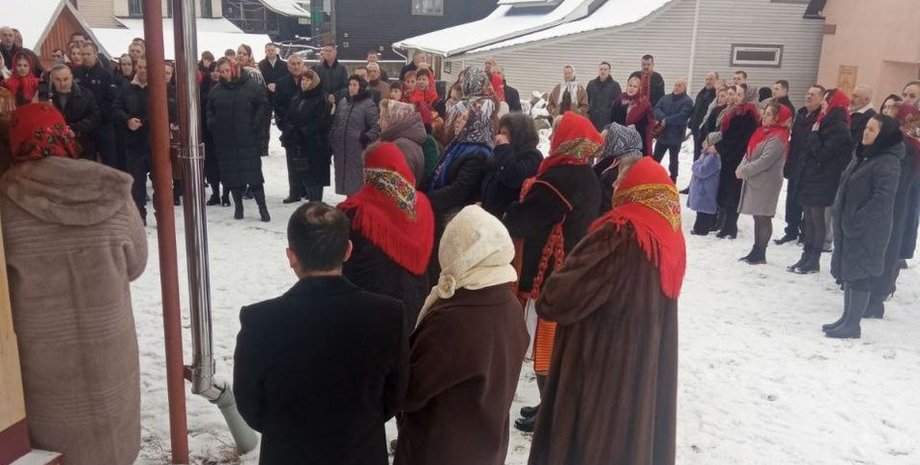 Мешканці Космачу біля церкви