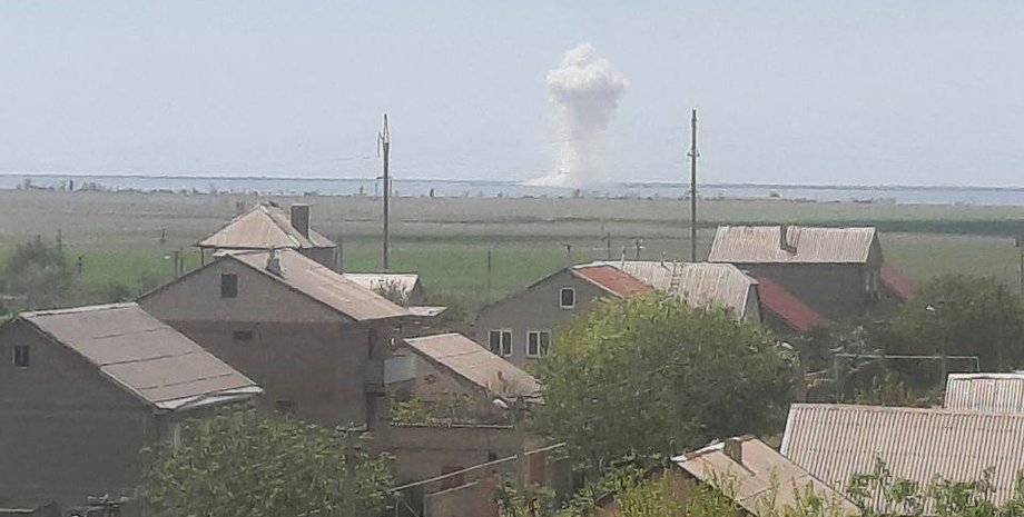 Взрывы в Крыму, звуки взрывов, дым от взрывов, северный Крым