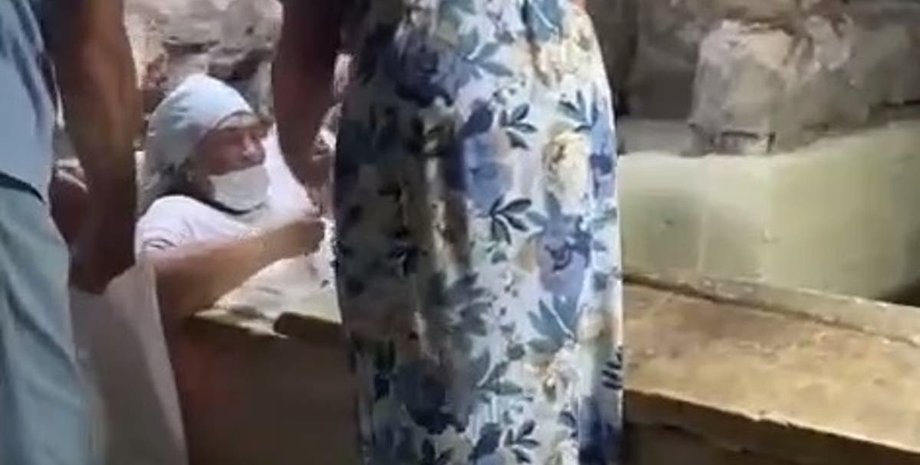 туристка, саркофаг