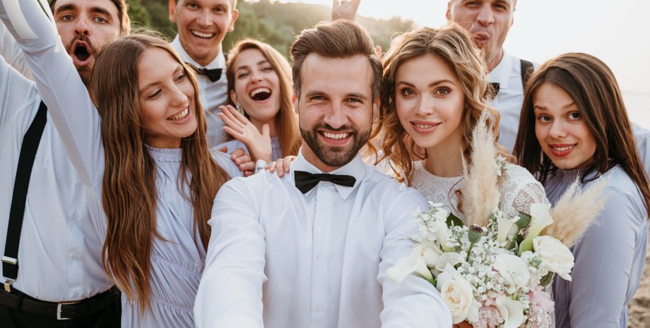 Наречена та родичі позували для портрету на весіллі: одна помилка зруйнувала все