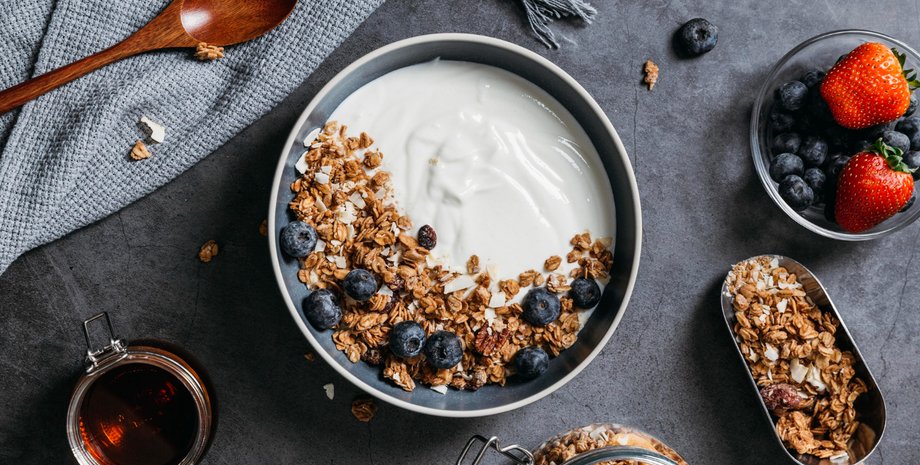 Тарелка с йогуртом гранолой и фруктами