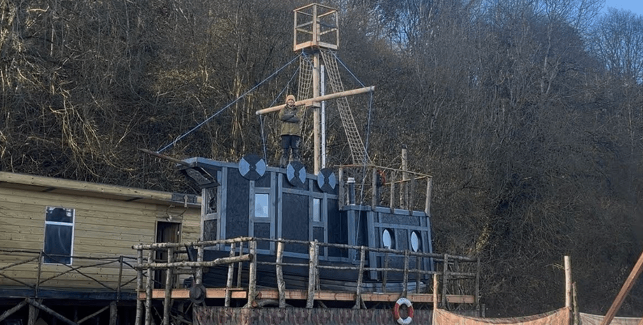 Незвичайне житло з піратського корабля на березі річки Піратський корабель, перероблений на житловий будинок поруч із лісом і річкою