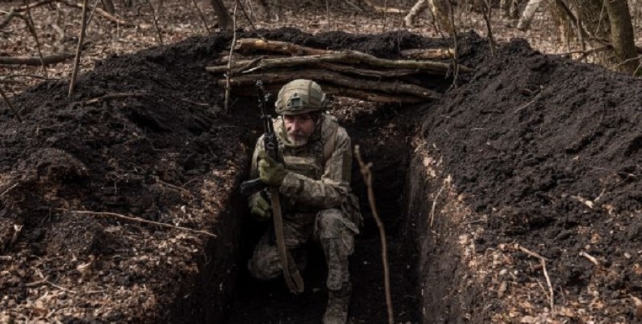 Военный в окопах Война, ситуация вблизи Часового Яра, наступление ВС РФ