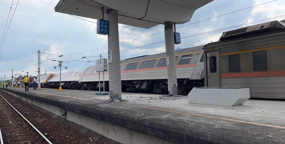 Тайвань, цунами, цунами на Тайване, землетрясение на Тайване, упал мост на Тайване, наводнение, землетрясение, подземные толчки, сейсмологи, разрушения